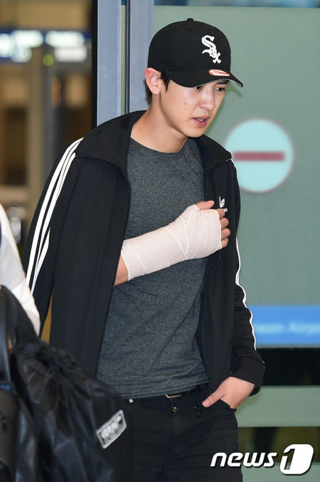 手の怪我が痛々しいチャニョル！: K-POPスターの空港ファッションCHECK